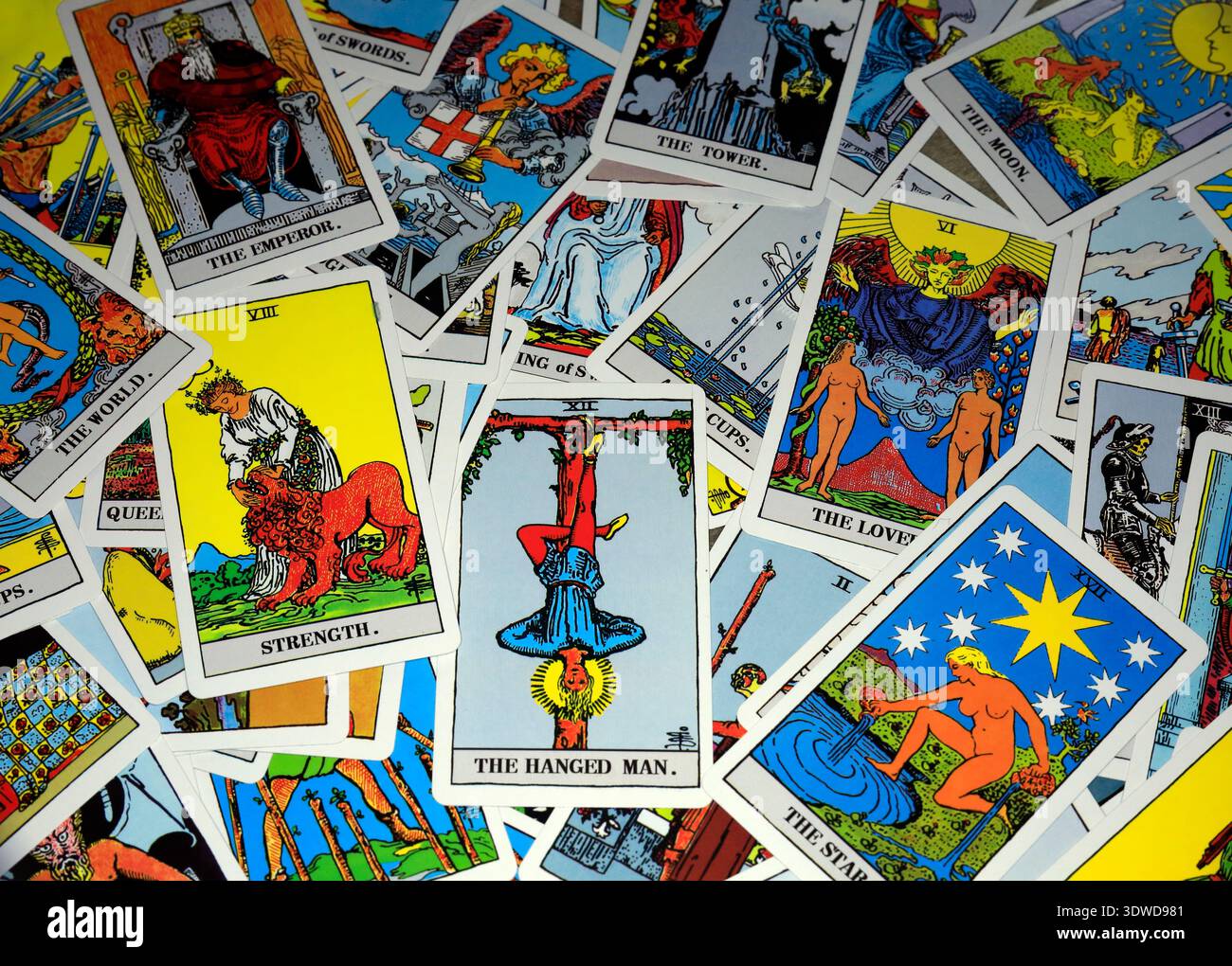 Le carte Tarocchi si diffondono. configurazione studio Foto Stock