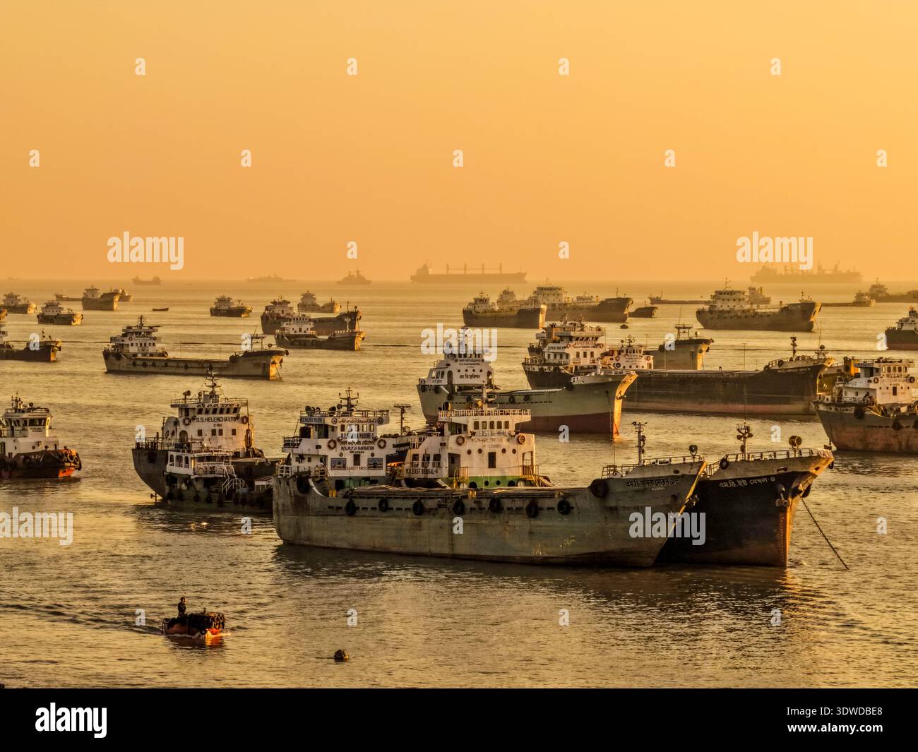 Chattogram, Bangladesh - 25 novembre 2025: Veduta aerea di numerose navi che riposano sulle tranquille acque baciate dal sole di Patenga, le loro silhouette sono la stella Foto Stock
