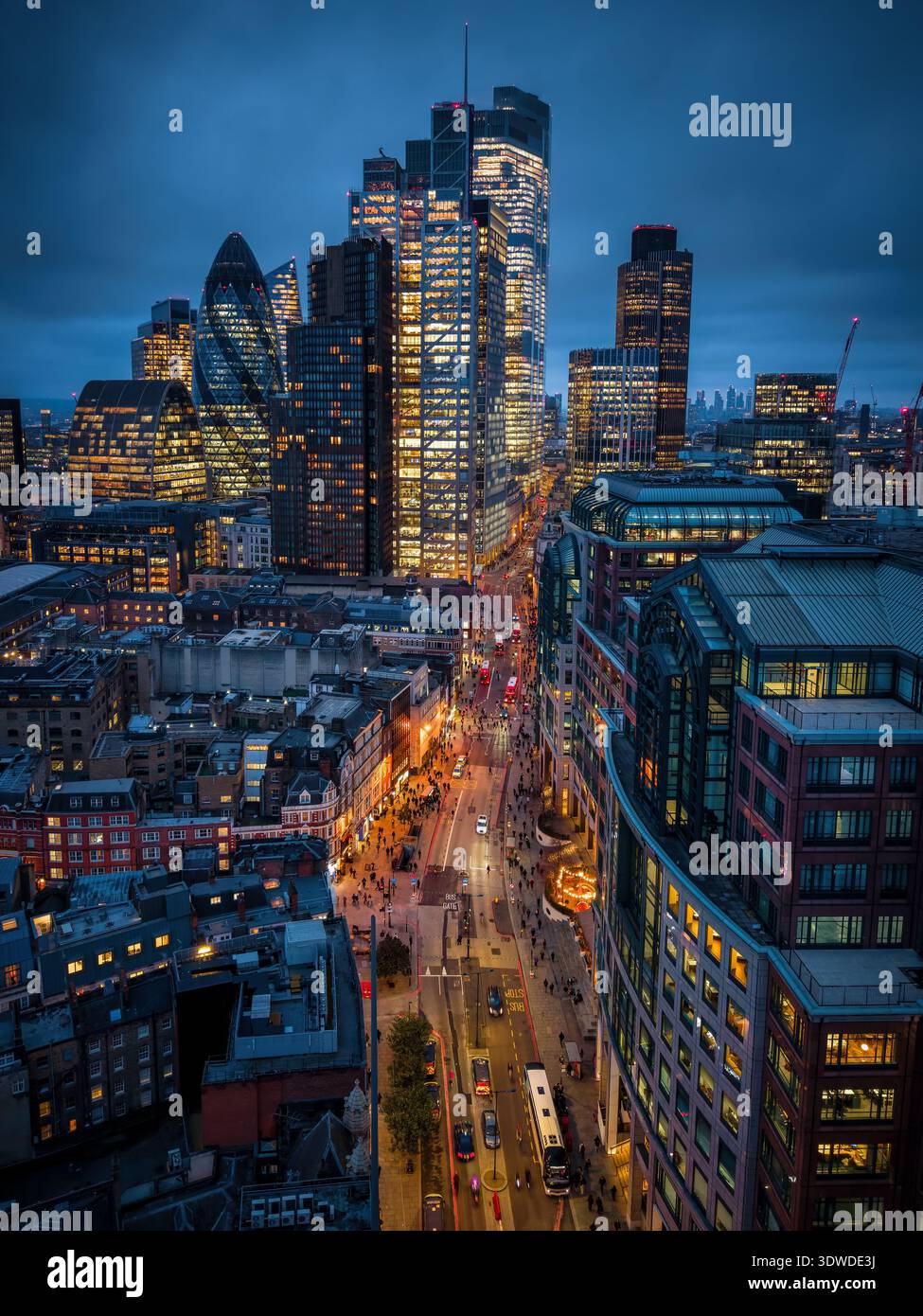 Vista sopraelevata dello skyline illuminato della città di Londra al crepuscolo con il traffico di Liverpool Street e i grattacieli finanziari Foto Stock