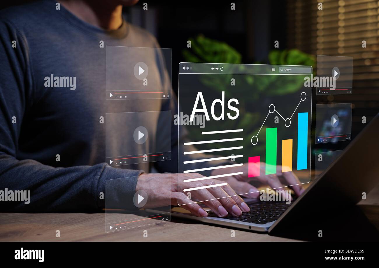 Analisi della pubblicità digitale e campagne di annunci video. Persona che utilizza un notebook che analizza le metriche delle performance degli annunci digitali e i dati delle campagne. Marketing digitale Foto Stock