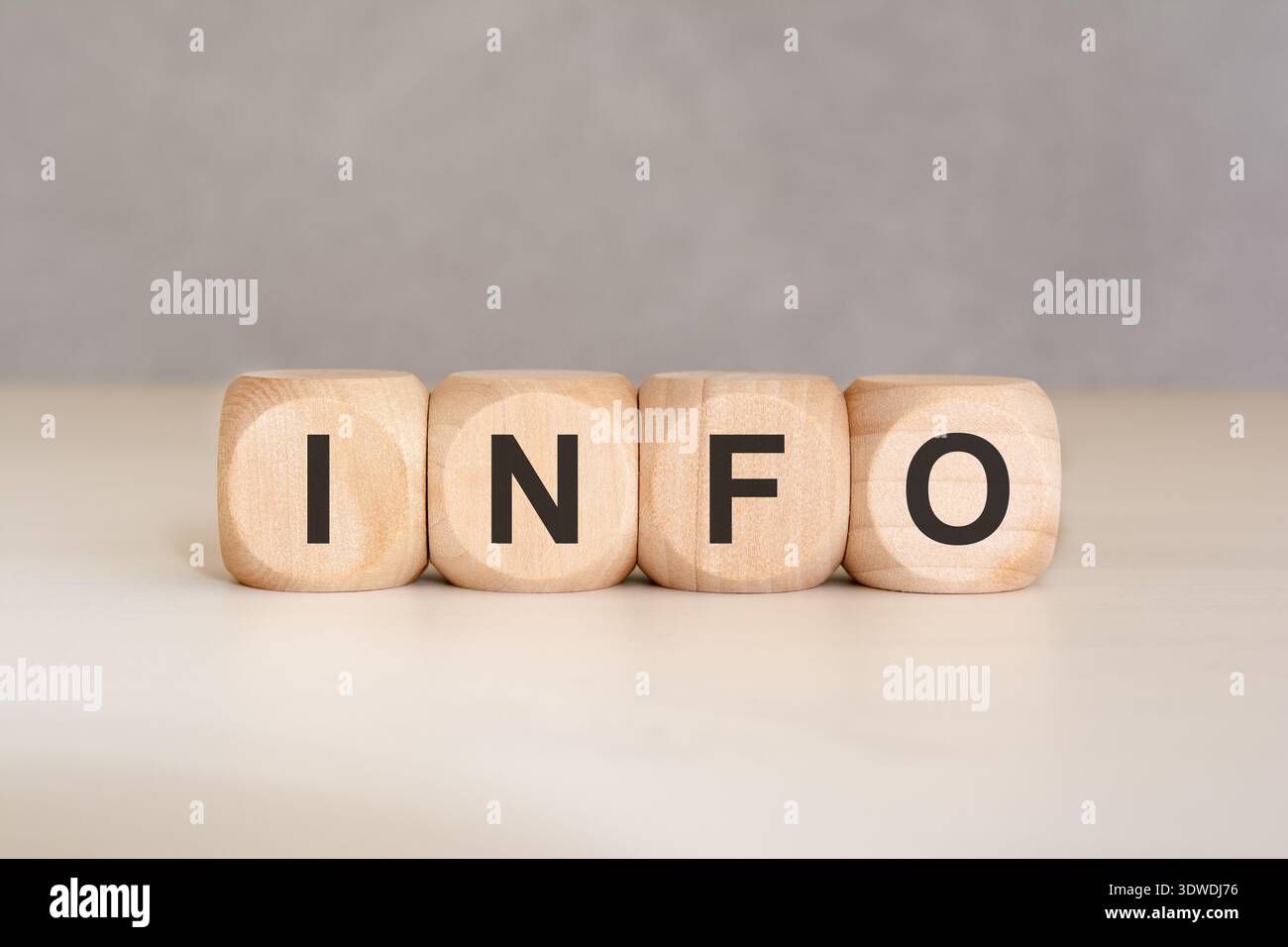 Concetto di informazione, dati e comunicazione. Quattro blocchi di legno disposti orizzontalmente per mostrare la parola INFO su una superficie pulita. Perfetto per l'aiuto d Foto Stock