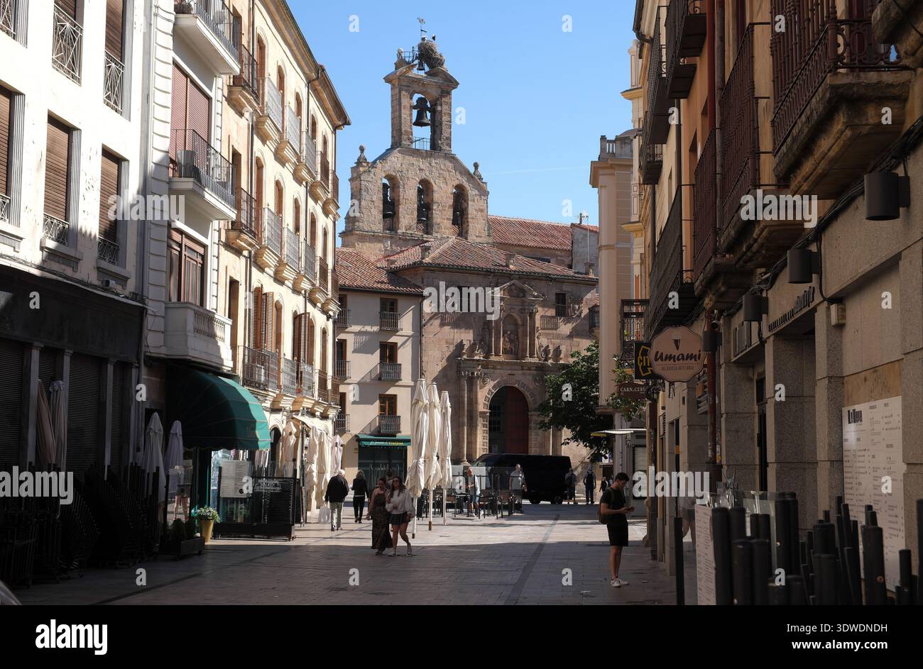 Chiesa romanica di San Martino, con il suo campanile, vista lungo Plaza del Corrillo, Salamanca, Castiglia e León, Spagna. Foto Stock