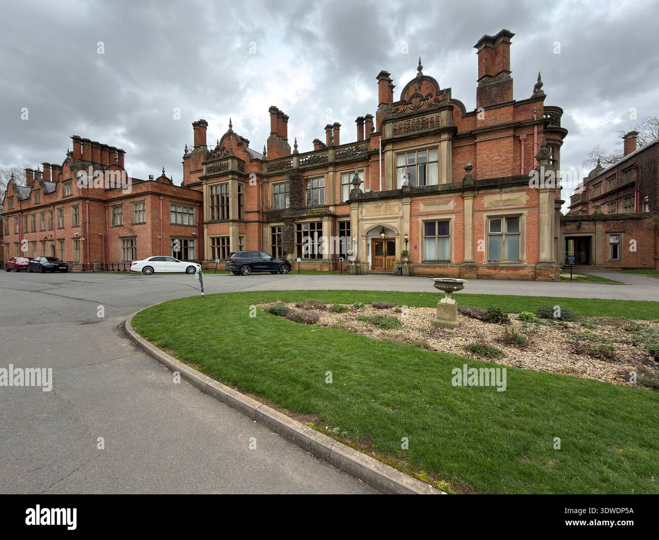 The Welcombe Hotel, BW Premier Collection by Best Western, Stratford-upon-Avon, Inghilterra, vista dal parcheggio sotto cieli grigi. Foto Stock
