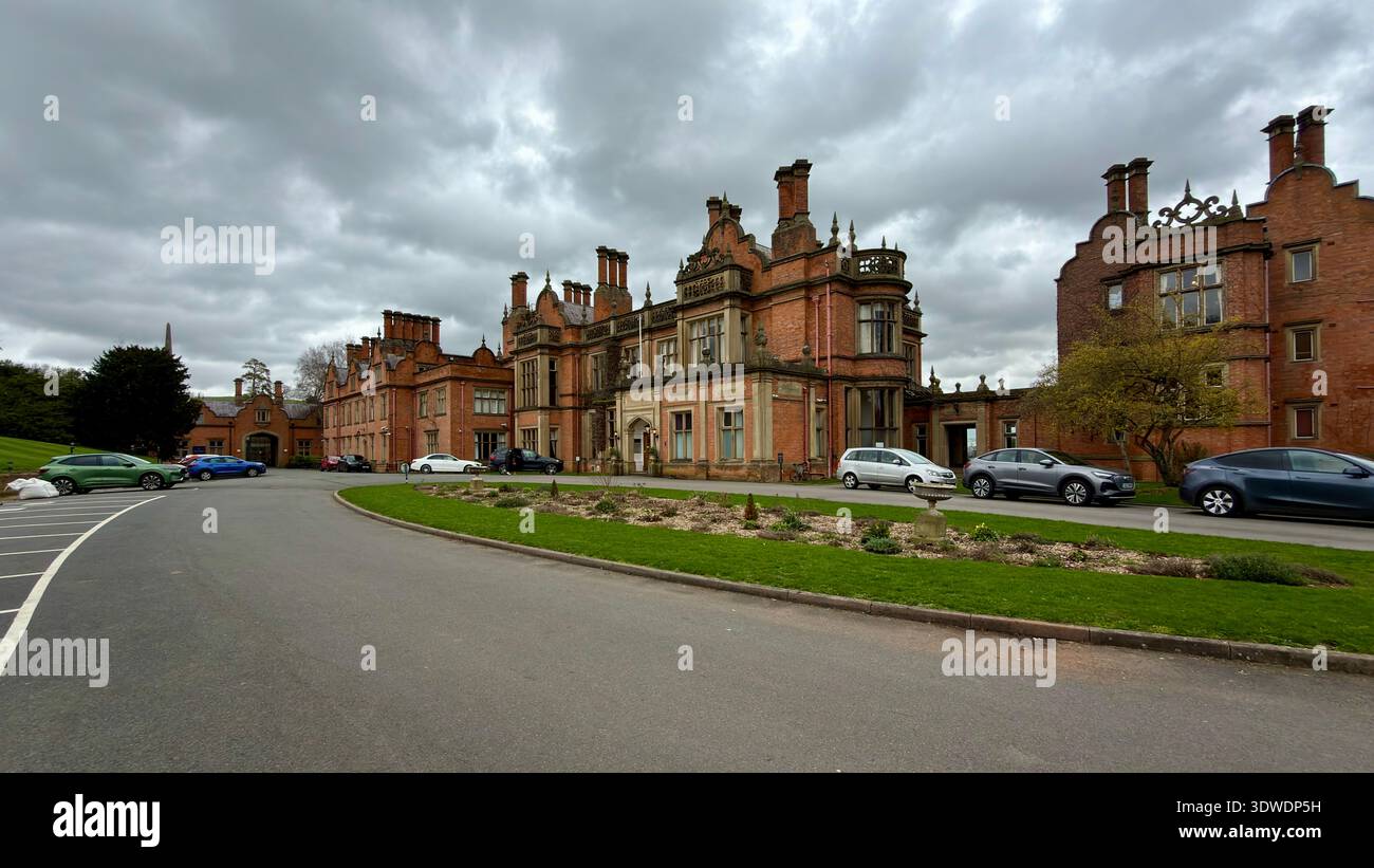 The Welcombe Hotel, BW Premier Collection by Best Western, Stratford-upon-Avon, Inghilterra, vista dal parcheggio sotto cieli grigi. Foto Stock