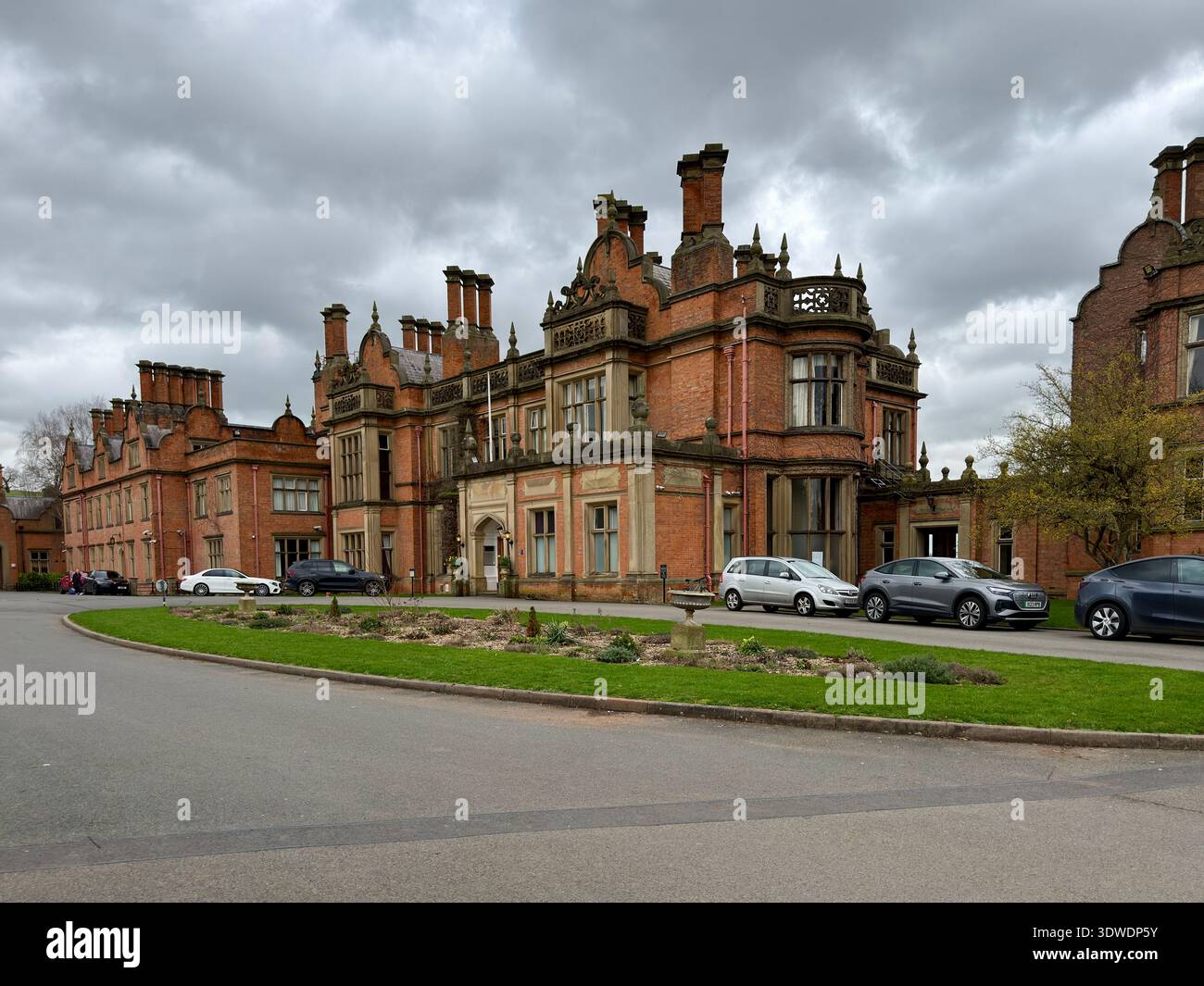 The Welcombe Hotel, BW Premier Collection by Best Western, Stratford-upon-Avon, Inghilterra, vista dal parcheggio sotto cieli grigi. Foto Stock