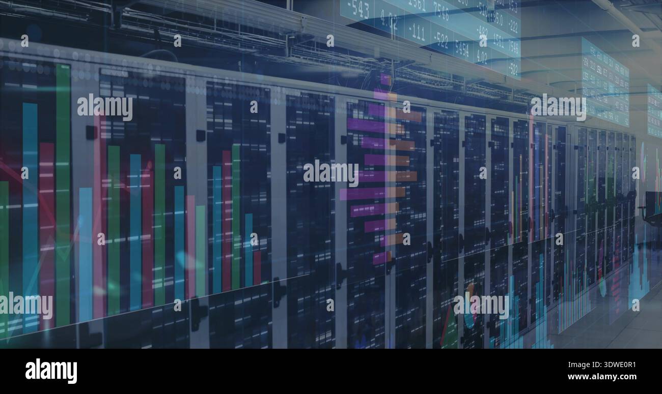 Visualizzazione di una fila di armadietti per server in vetro che mostrano sovrapposizioni di analisi nel data center con LED Foto Stock