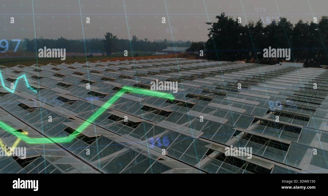 Estendendo grandi pannelli solari su rack metallici nelle fattorie rurali dalla vista dei droni, mostrando la sovrapposizione dei dati Foto Stock