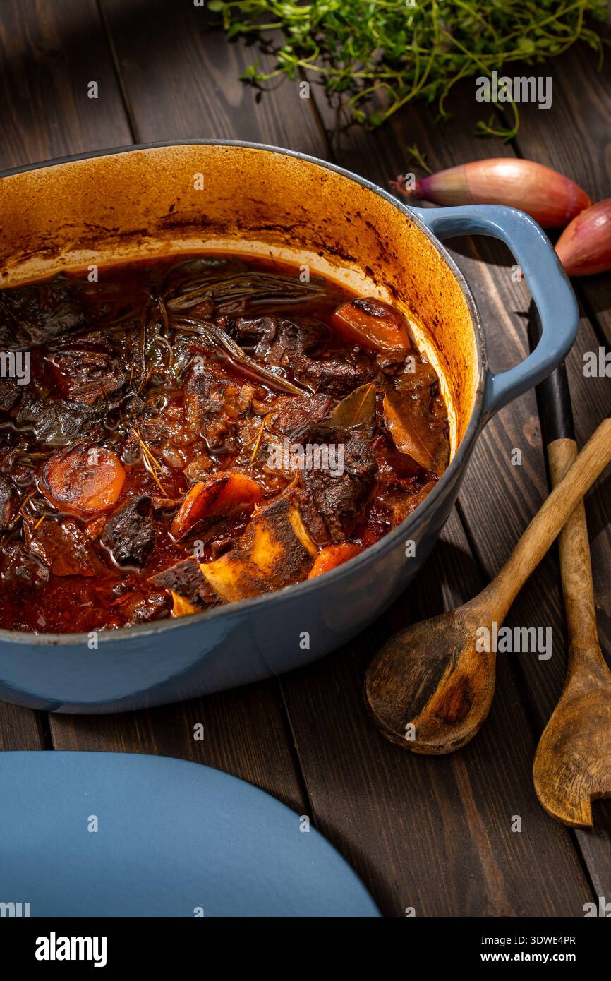 Un rustico Bourguignon di manzo, o Borgogna di manzo, presenta un manzo tenero cotto a fuoco lento in una ricca salsa di vino rosso con carote ed erbe profumate, perfetto per il Foto Stock