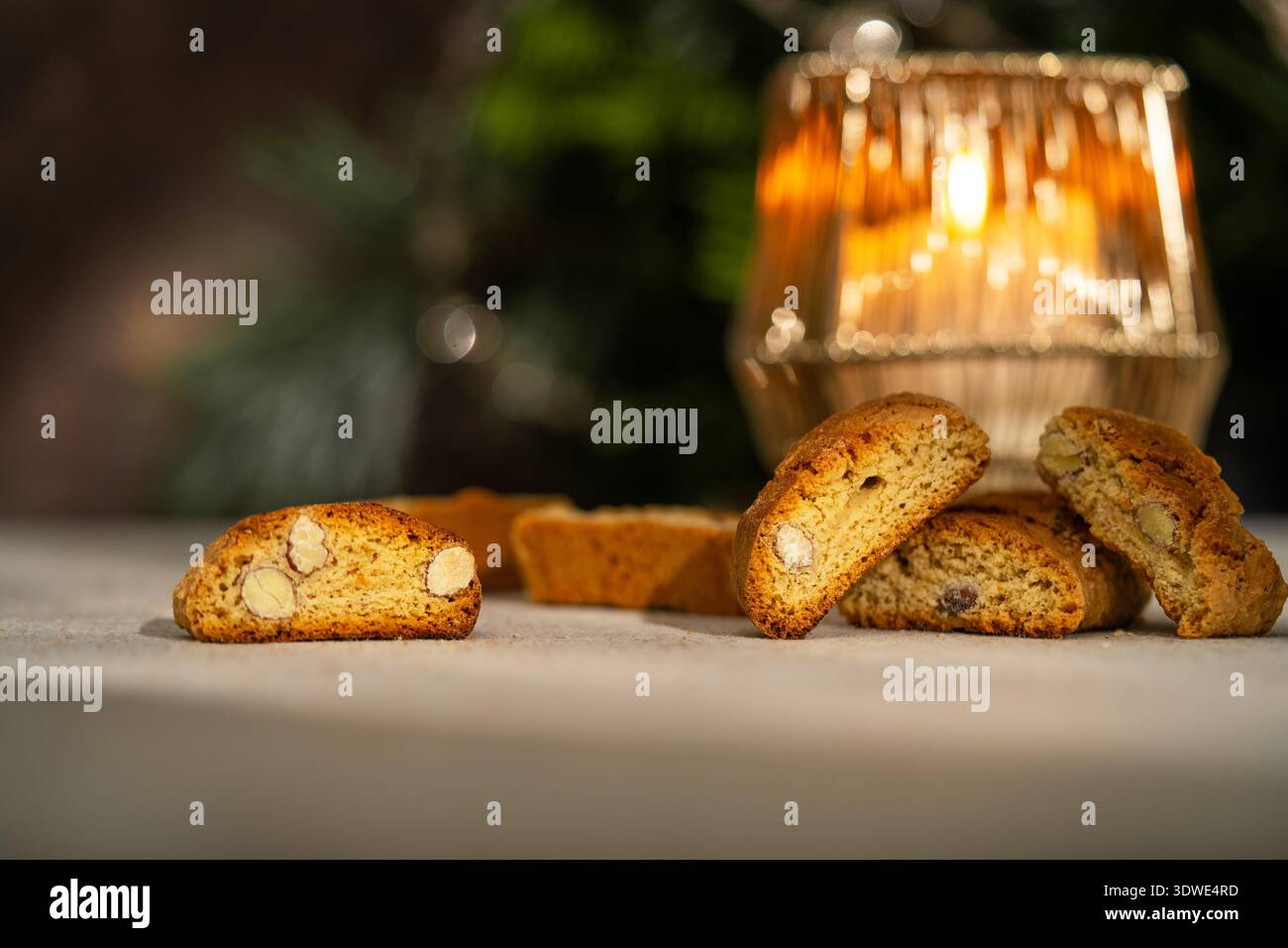 Primo piano di tradizionali biscotti alla mandorla cantuccini italiani illuminati delicatamente a lume di candela. Queste prelibatezze croccanti sono perfette da gustare con un caldo Foto Stock