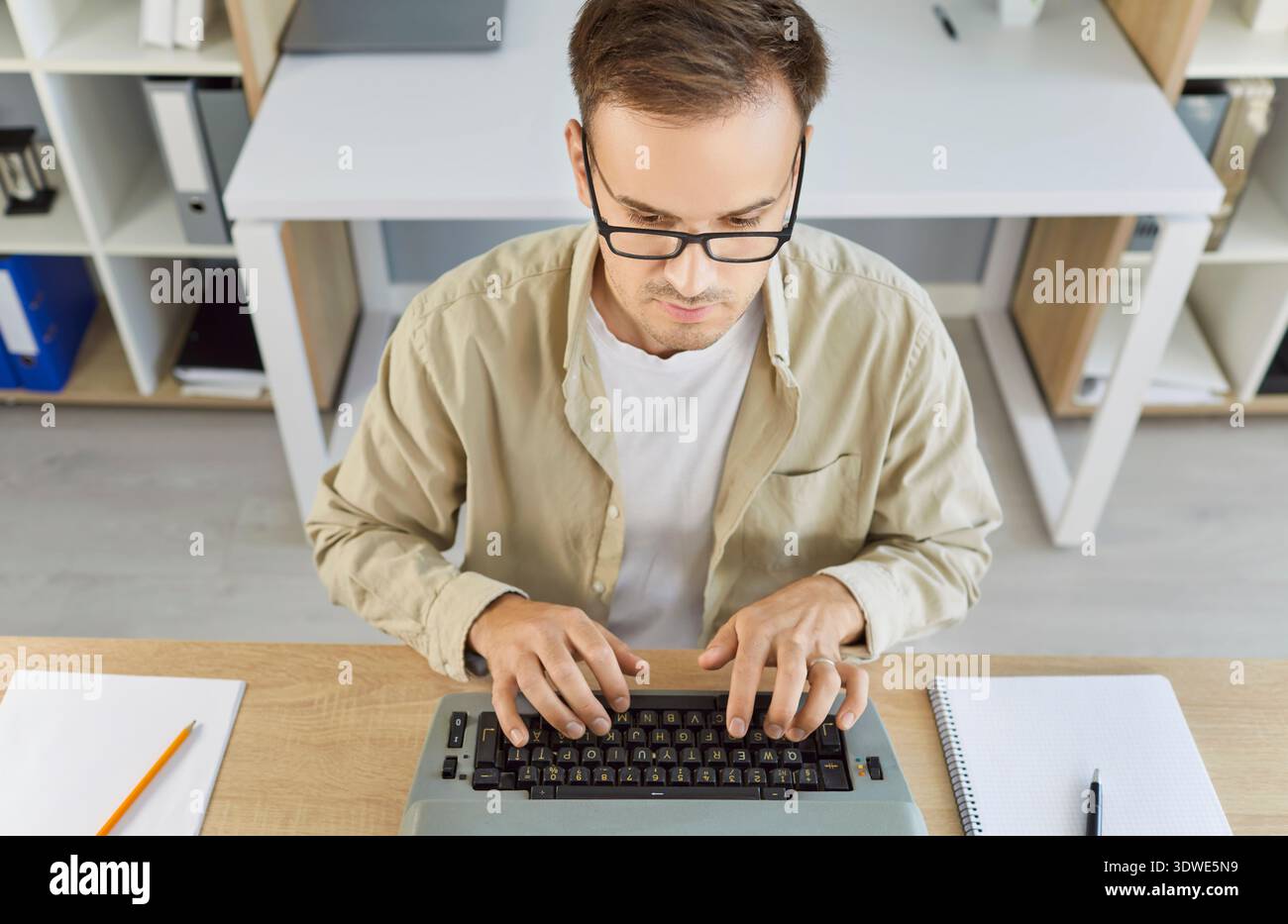 Pagina dedicata all'editing di scrittori su macchine da scrivere vintage in un moderno ambiente di lavoro domestico Foto Stock