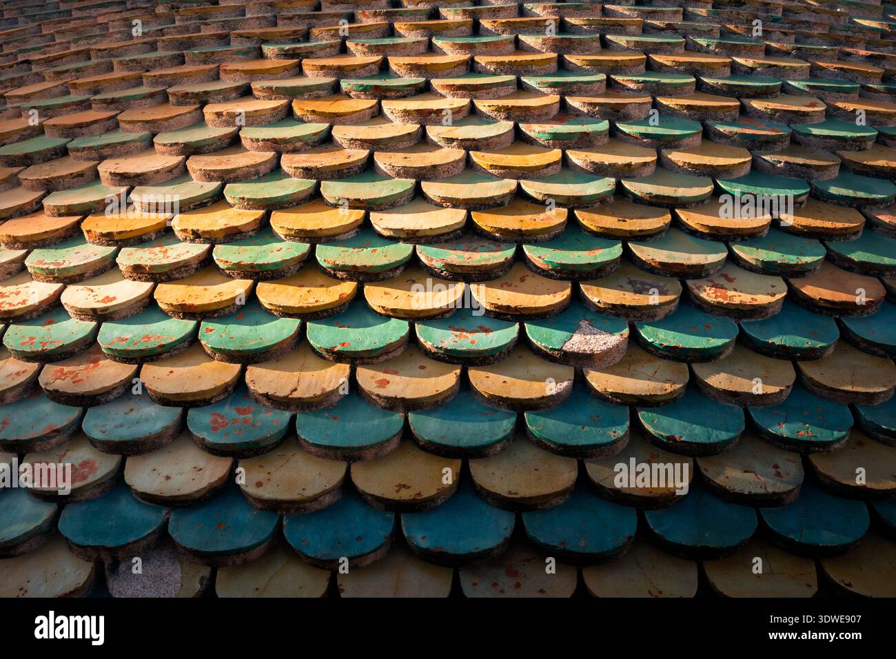 Un vivace e colorato tetto piastrellato di un edificio storico a Palermo, caratterizzato da intricati motivi con calde sfumature di giallo, verde e arancione, bellissimo Foto Stock