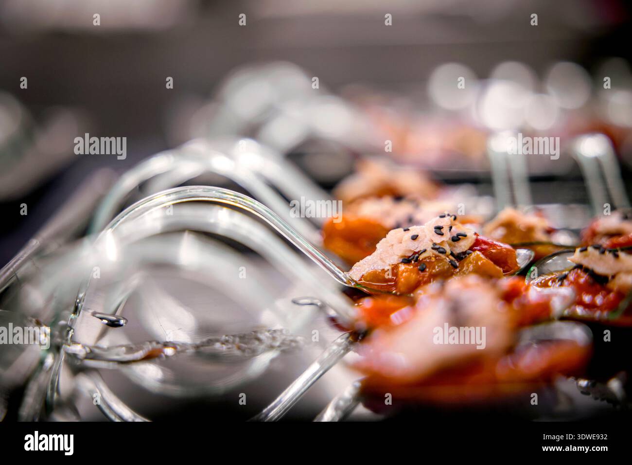 Primo piano di un piatto gourmet con succulenta pancia di tonno delicatamente abbinata a peperoni arrostiti, che mette in mostra l'eccellenza culinaria in un ottimo riposo Foto Stock