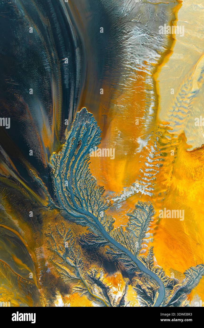 Una splendida vista aerea astratta di Huelva Riotinto, che mostra colori vibranti e complessi motivi frattali nel paesaggio, offrendo un'esperienza visiva unica Foto Stock
