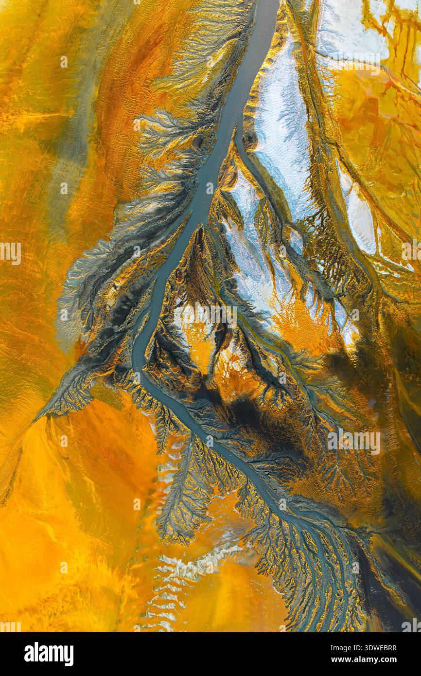 Una splendida vista aerea astratta di Huelva Riotinto, che mostra colori vibranti e complessi motivi frattali nel paesaggio, offrendo un'esperienza visiva unica Foto Stock
