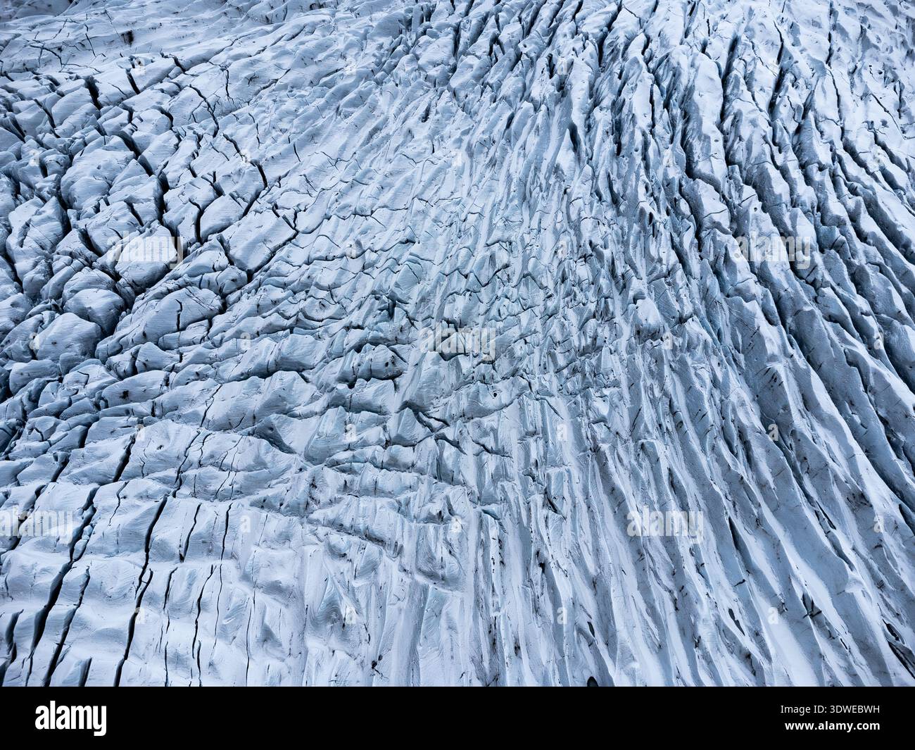Intricati motivi di ghiaccio sul ghiacciaio Skaftafell in Islanda mettono in mostra l'arte della natura attraverso profonde fessure e trame sorprendenti formate nel corso dei secoli Foto Stock