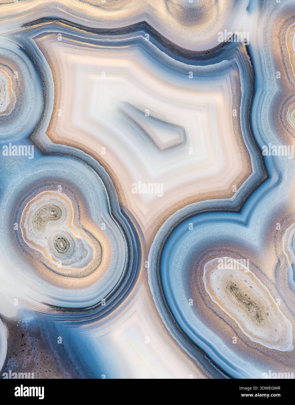 Foto macro di una fetta di agata brasiliana retroilluminata che è stata tinta di blu Foto Stock