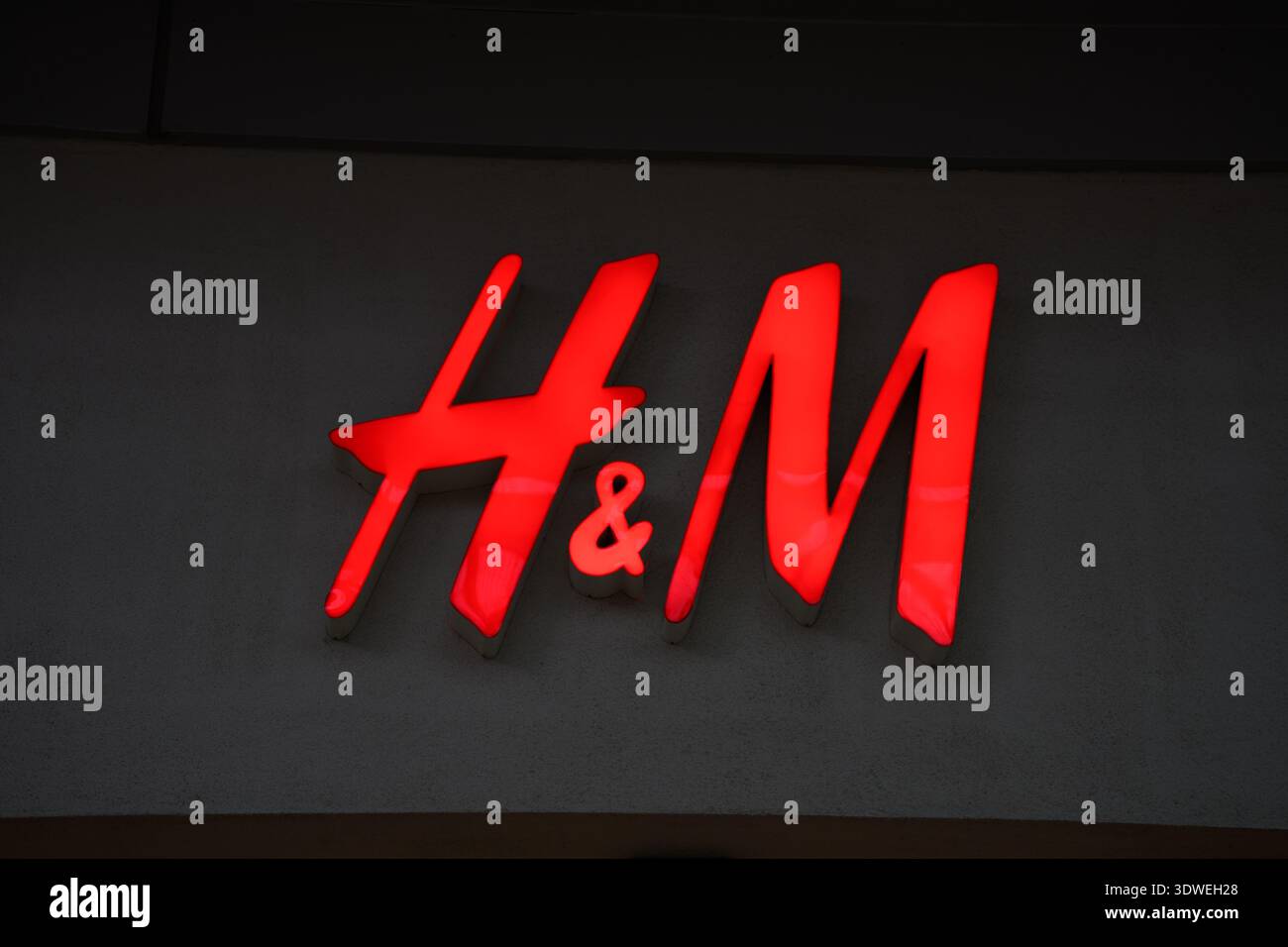 Turchia, Trabzon - 6 agosto 2025: Segno rosso di H&M , azienda di abbigliamento svedese famosa in tutto il mondo, nota per i suoi abiti convenienti e alla moda per uomini, donne e bambini Foto Stock