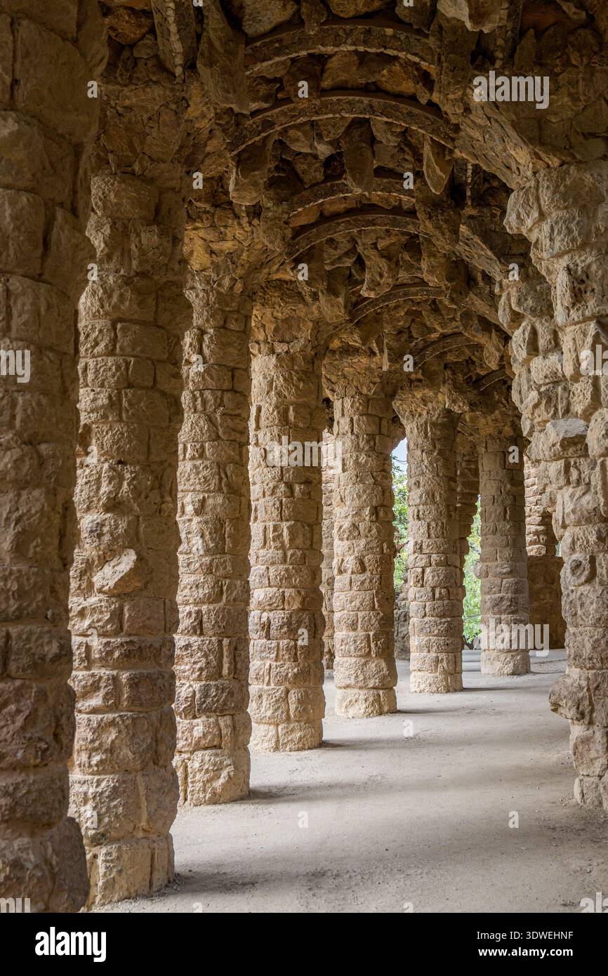 Una vista pittoresca delle colonne di pietra del Park Guell a Barcellona, Spagna, che mostra lo stile architettonico unico e il fascino artistico che attrae Foto Stock