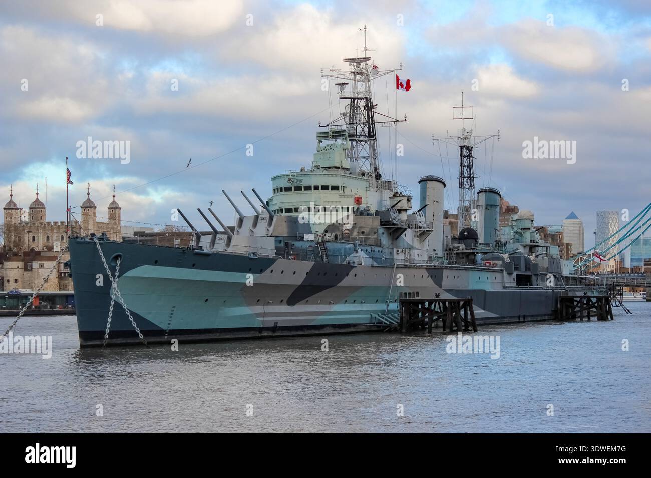 Londra, Regno Unito - 25 dicembre 2025: HMS Belfast è una nave museo permanentemente ormeggiata sul Tamigi a Londra. Foto Stock