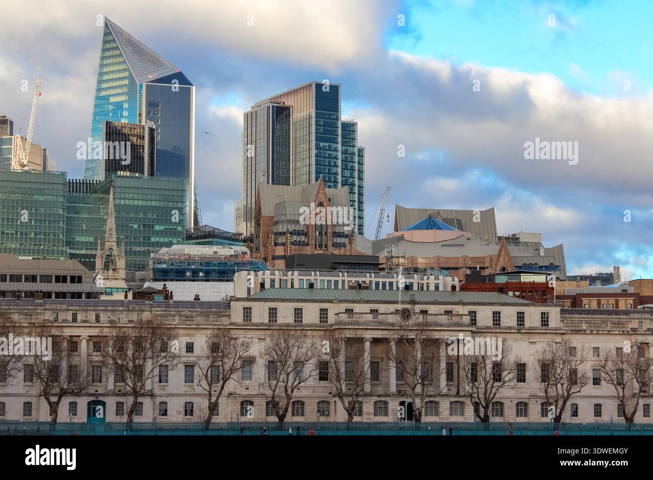 Londra, Regno Unito - 25 dicembre 2025: Lo skyline di Londra, che presenta un mix di architettura storica e moderna. Foto Stock
