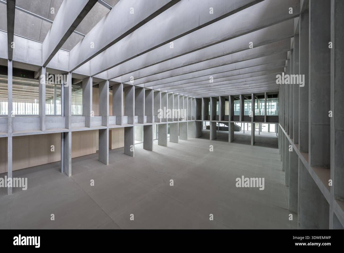 Un esempio sorprendente di architettura brutalista, questo edificio in cemento incarna principi di design moderno. Gli spaziosi interni sono caratterizzati da un design geometrico Foto Stock
