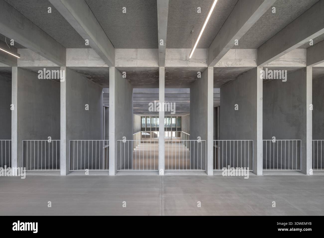 Un esempio sorprendente di architettura brutalista, questo campus universitario presenta superfici in cemento grezzo e linee geometriche che incarnano i minimi Foto Stock