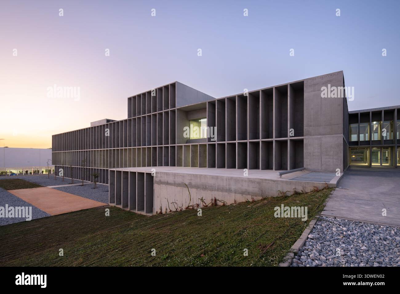 Un esempio sorprendente di architettura brutalista, questo campus universitario presenta una facciata in cemento con linee geometriche che creano un'atmosfera di cupa e di forte impatto Foto Stock