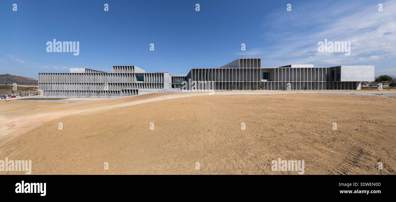 Un esempio sorprendente di architettura brutalista, questo campus universitario presenta un design in cemento duro con linee geometriche audaci e funghi di fusione Foto Stock