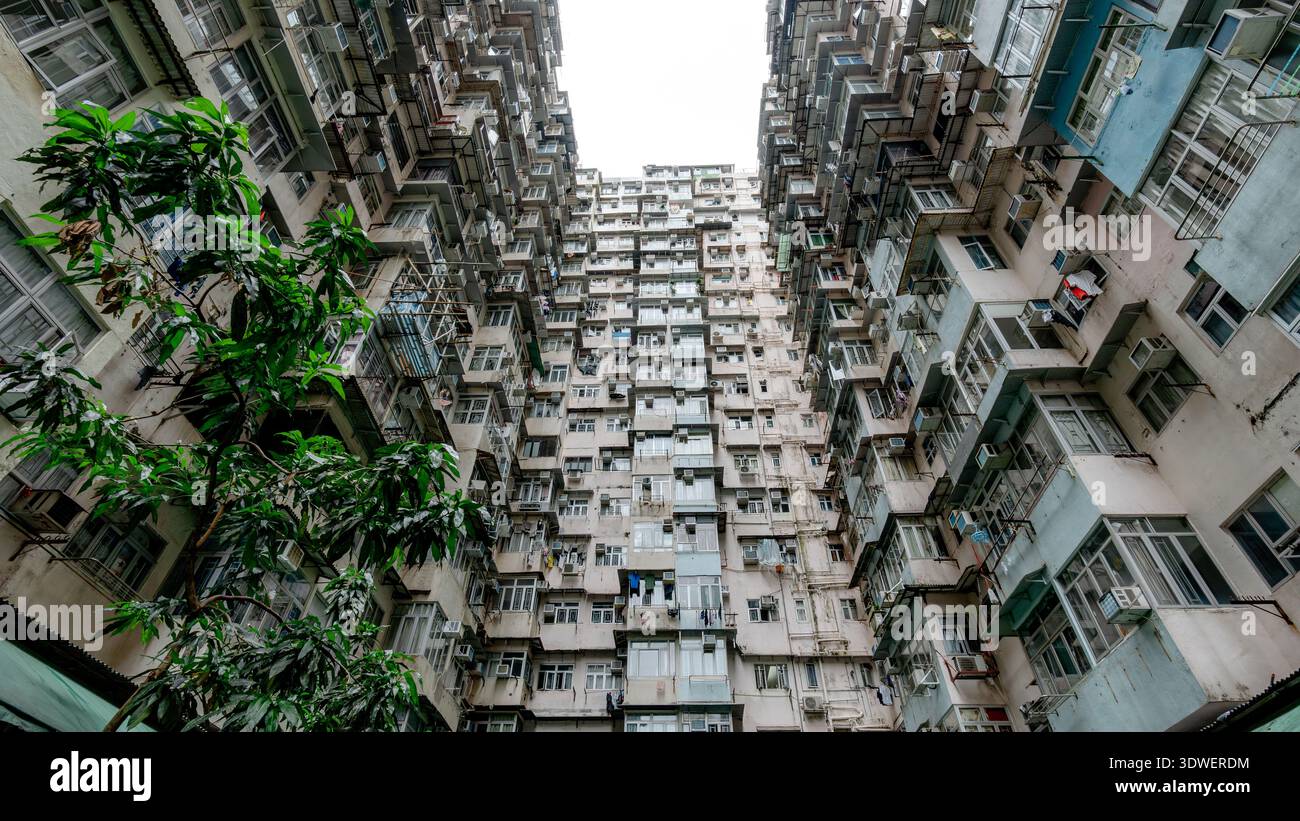 L'Oceanic Mansion, famosa come il Monster Building, mostra lo stile architettonico distinto e denso di Hong Kong, caratterizzato da resi a strati Foto Stock