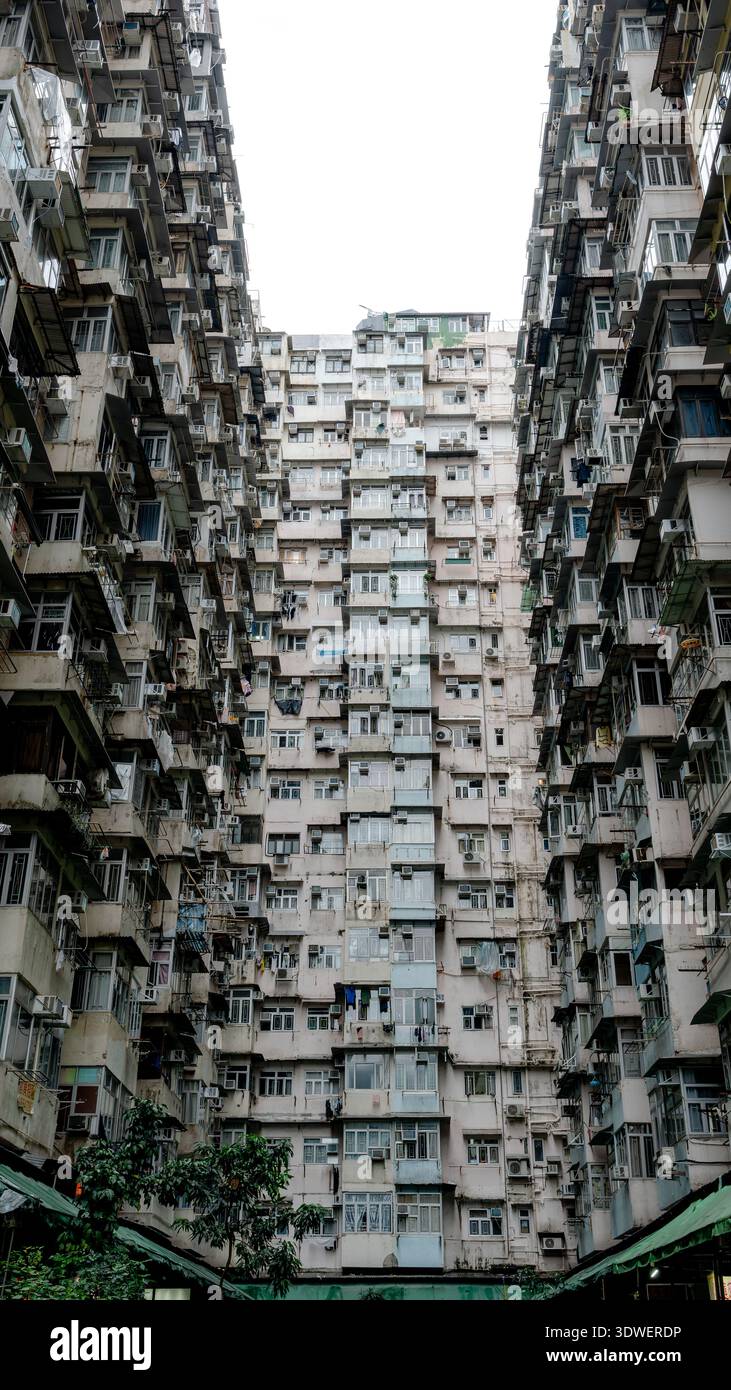 L'Oceanic Mansion, famosa come il Monster Building, mostra lo stile architettonico distinto e denso di Hong Kong, caratterizzato da resi a strati Foto Stock