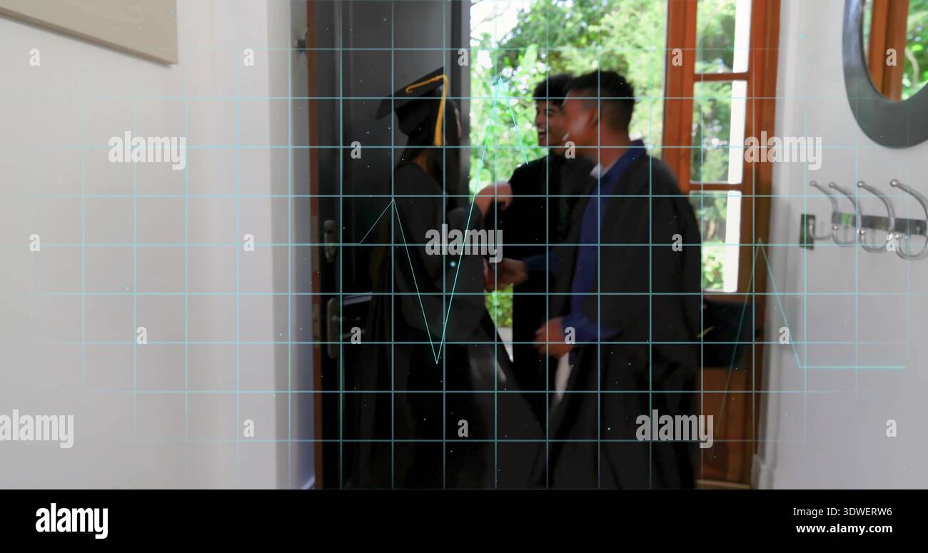 Riunire un gruppo di laureati che indossano abiti scuri che chiacchierano all'ingresso, berretto e mascherina ciano Foto Stock