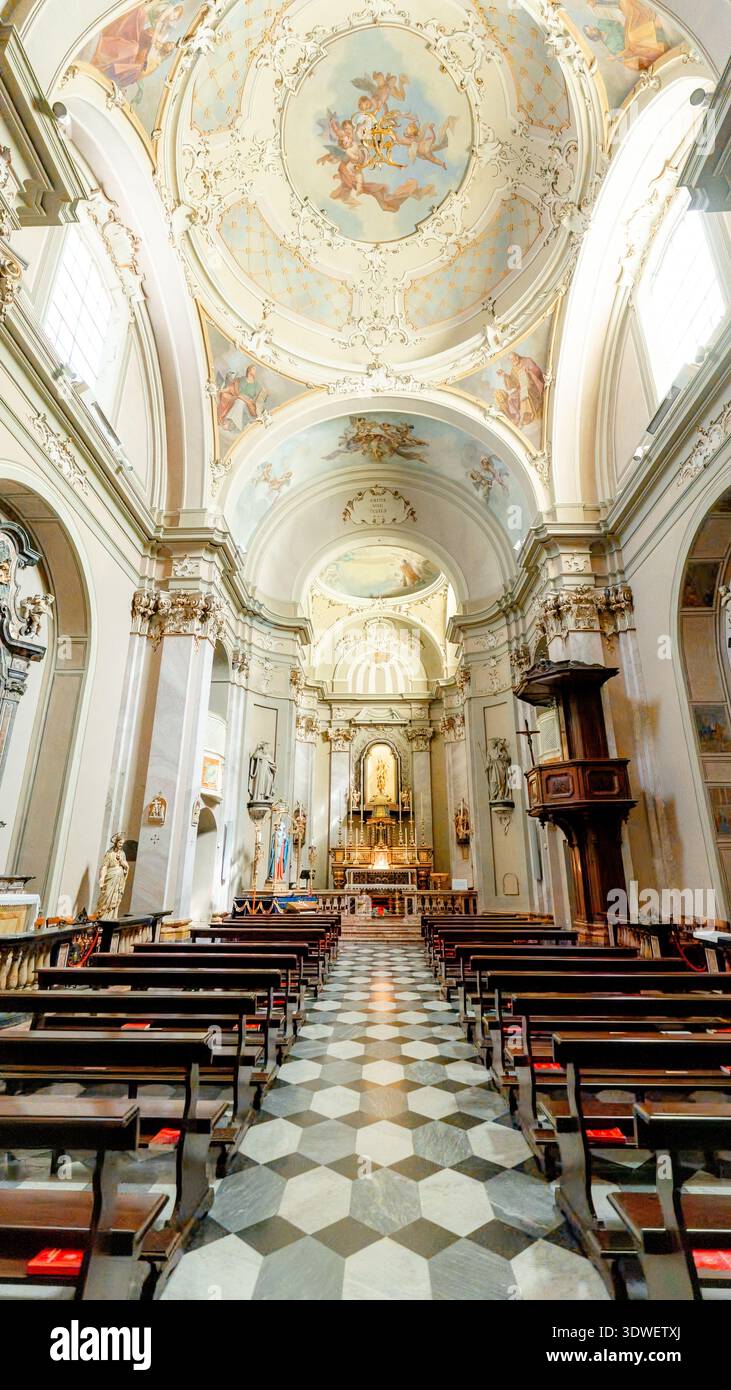 L'elegante interno della Chiesa di San Vincenzo a Cernobbio, Italia, presenta affreschi a soffitto ornati e splendidi dettagli architettonici, fornendo un'atmosfera unica Foto Stock
