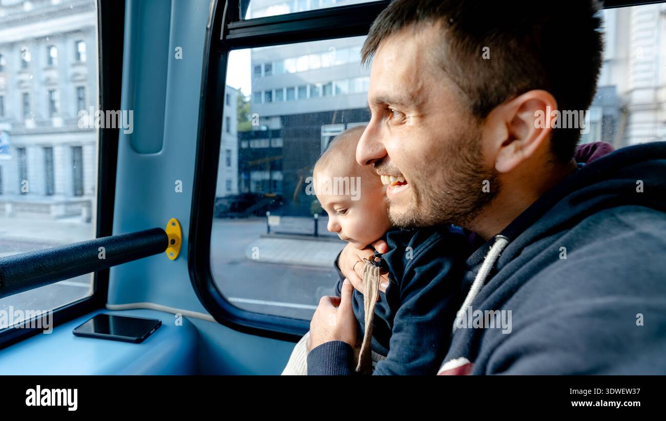 Un padre e il suo bambino si godranno un indimenticabile viaggio in famiglia su un classico autobus di Londra. La vista panoramica della città migliora la gioia di questa esperienza unica in Englan Foto Stock