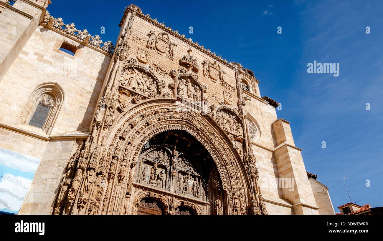 La splendida facciata della Chiesa di Santa Maria la Real a Burgos, Spagna, mostra un'intricata architettura gotica con dettagliate incisioni in un blu brillante Foto Stock