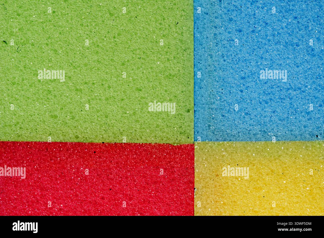Sezioni colorate simmetriche su piastrelle in spugna per un look estetico Foto Stock