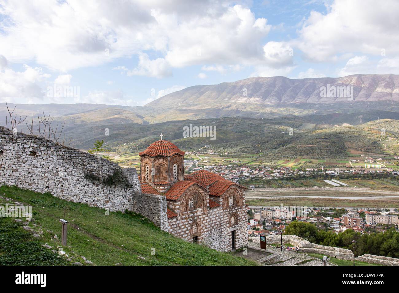 Kisha e Shën Triadhës, Chiesa della Santissima Trinità, una chiesa ortodossa albanese di epoca bizantina medievale su una collina nel distretto di Kalaja a Berat, Albania Foto Stock