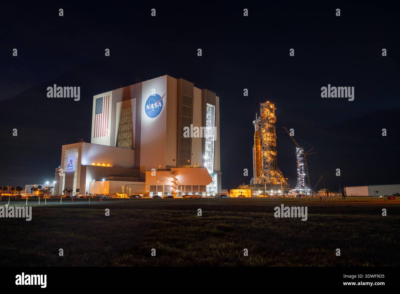 Artemis II entra nell'edificio di assemblaggio del veicolo il 25 febbraio. 2026 Foto Stock