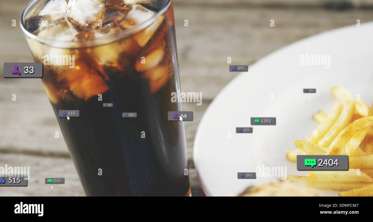 Mostra un alto bicchiere trasparente frizzante con cola e ghiaccio al Cafe, con patatine fritte e sovrapposizioni Foto Stock