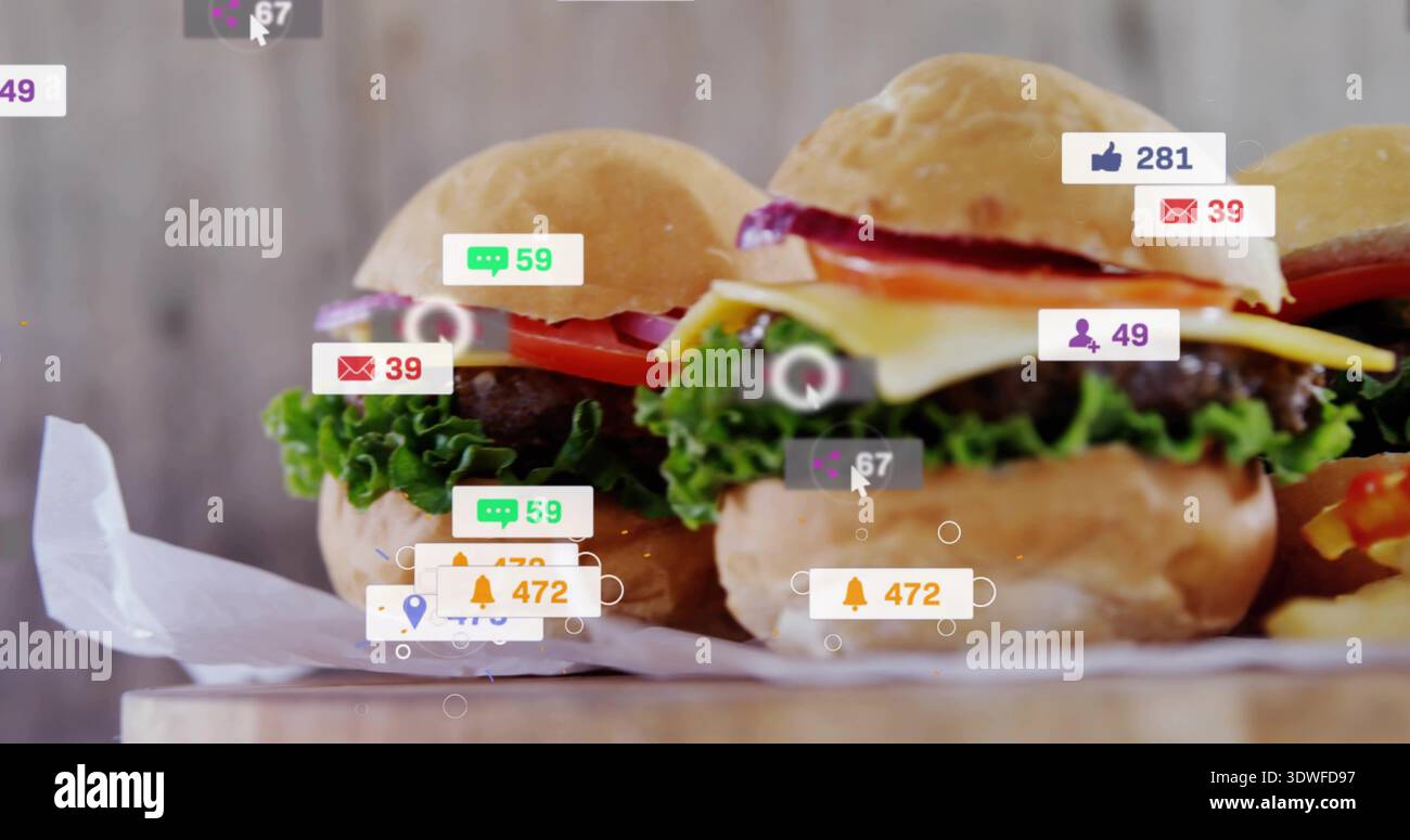 Tre cursori con lattuga, pomodoro e formaggio su un asse di legno, con badge digitali Foto Stock