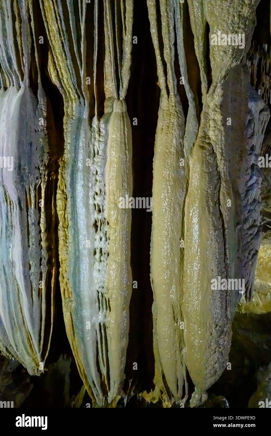 Nuova grotta di Athos con stalattiti e stalagmiti in Abkhazia. L'enorme grotta sotterranea. Foto Stock