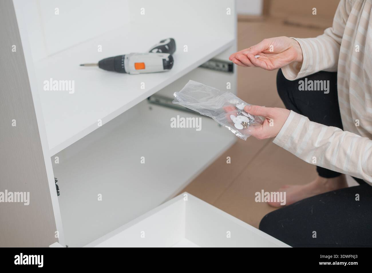 Una donna caucasica ha i tappi a vite. Foto Stock