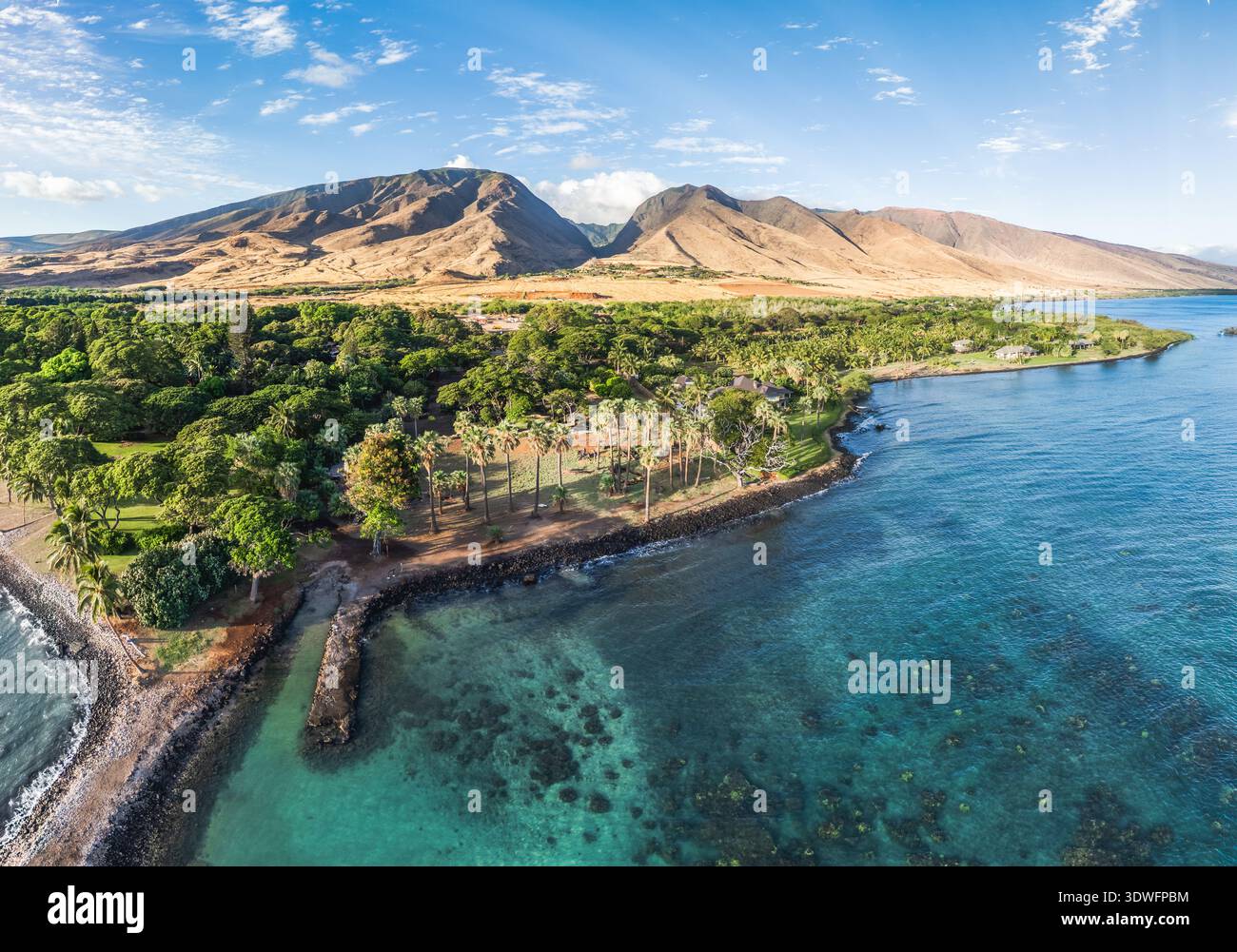 Vista aerea della costa tropicale e delle West Maui Mountains, Hawaii, Stati Uniti Foto Stock