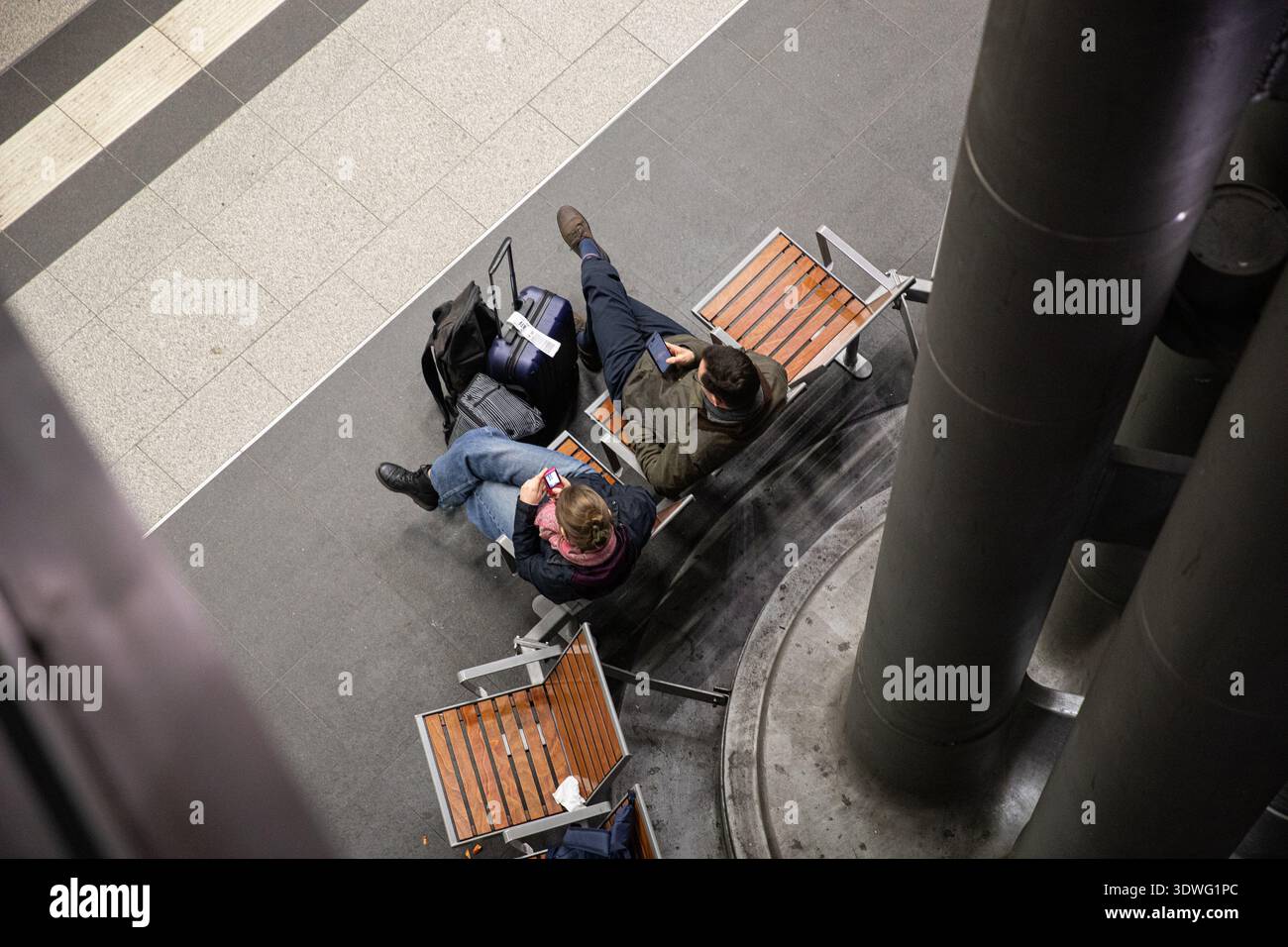 Berlino, Berlino, Germania. 26 febbraio 2026. In un movimentato giovedì 26 febbraio 2026, i passeggeri si spostano attraverso la stazione centrale di Berlino mentre i treni ICE ad alta velocità arrivano e partono in mezzo al traffico pesante dei pendolari. Le piattaforme ferroviarie e le linee ferroviarie riflettono il flusso costante dei viaggi a lunga distanza e regionali attraverso la capitale tedesca. (Credit Image: © Michael Kuenne/PRESSCOV via ZUMA Press Wire) SOLO PER USO EDITORIALE! Non per USO commerciale! Foto Stock