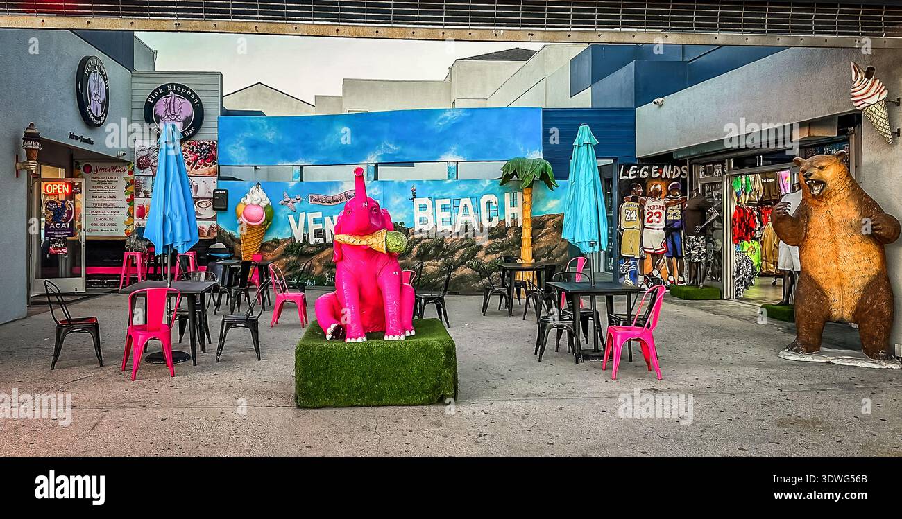 California, USA, 29 settembre 2024, vista del Pink Elephant espresso Bar sulla passeggiata fronte Oceano a Venice Beach Foto Stock