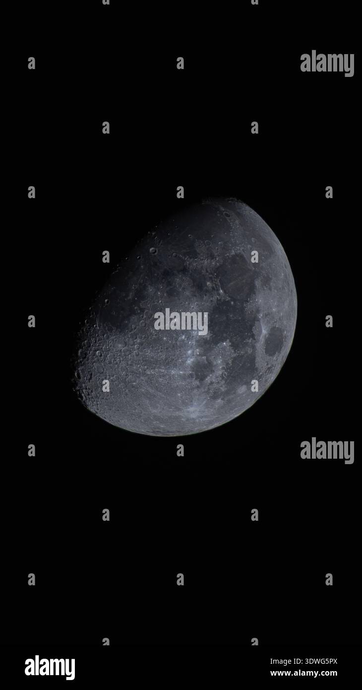 Vista del cielo notturno della luna gibbosa dalla Terra. Mare Imbrium, Mare Serenitatis, Mare Crisium e crateri meridionali dell'altopiano appaiono acuti con ru Foto Stock