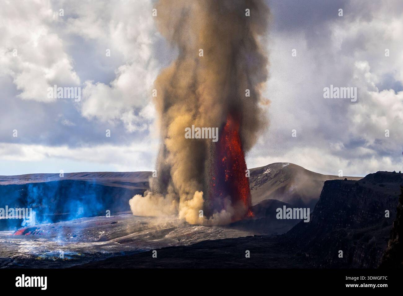 Fontane di lava e torreggianti pennacchi di tefra e gas vulcanico eruttano dal vulcano Kīlauea nel gennaio 2026, inviando cenere e rocce fuse in alto sopra il bordo del cratere. Foto Stock