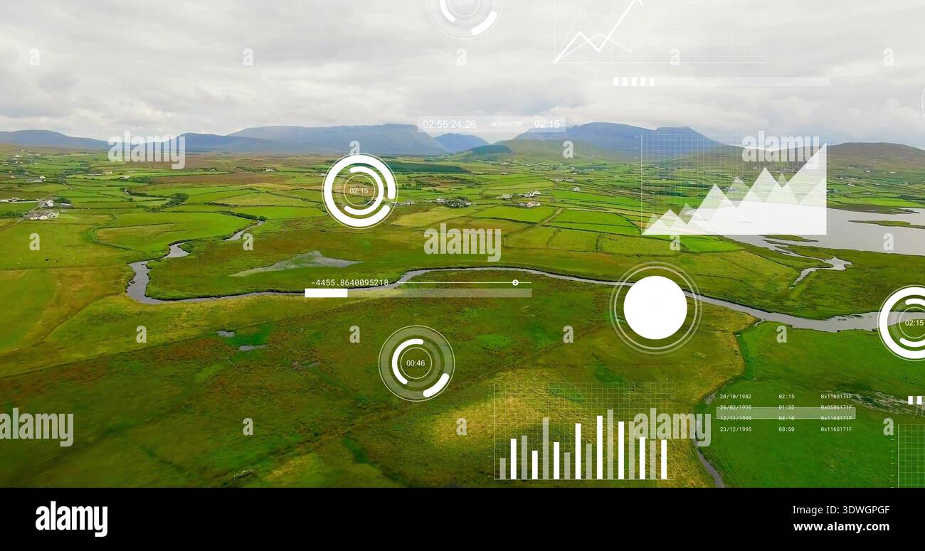 Rilevamento di terreni agricoli verdi ondulati con grafica HUD su campi di patchwork e torrenti Foto Stock