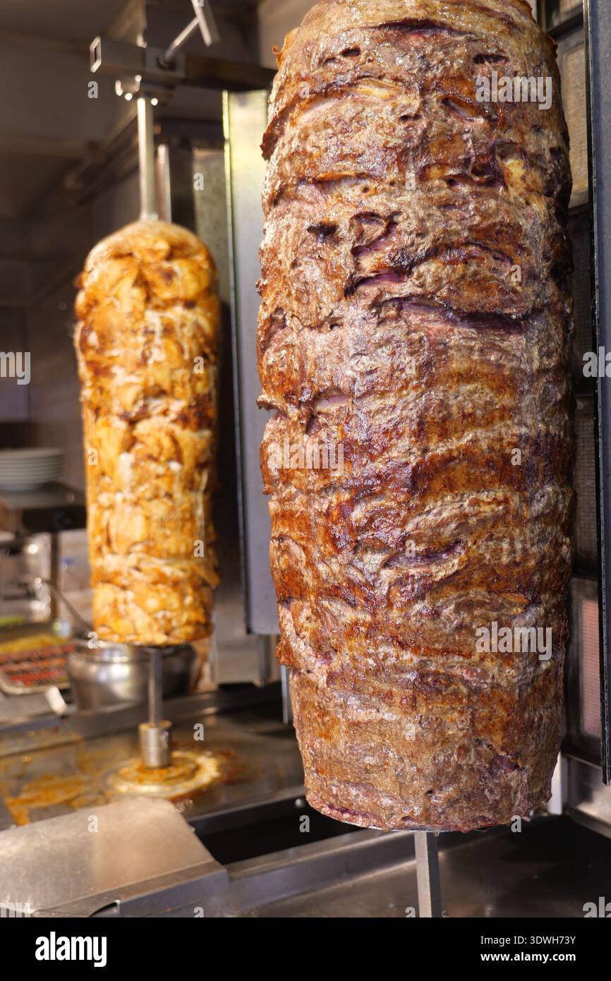 Primo piano di Spinning Shawarma e Doner Kebab Meat su Vertical Rotisserie Foto Stock