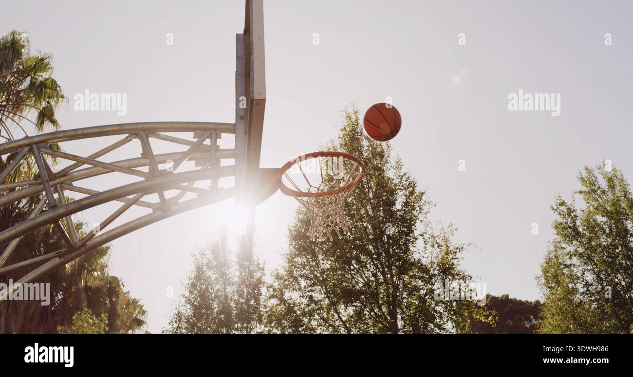 Pallacanestro, bordo e tavola in natura per sport, competizioni e allenamenti con palla in aria per goal. Cerchio, backboard e gioco con rete per l'esercizio fisico Foto Stock