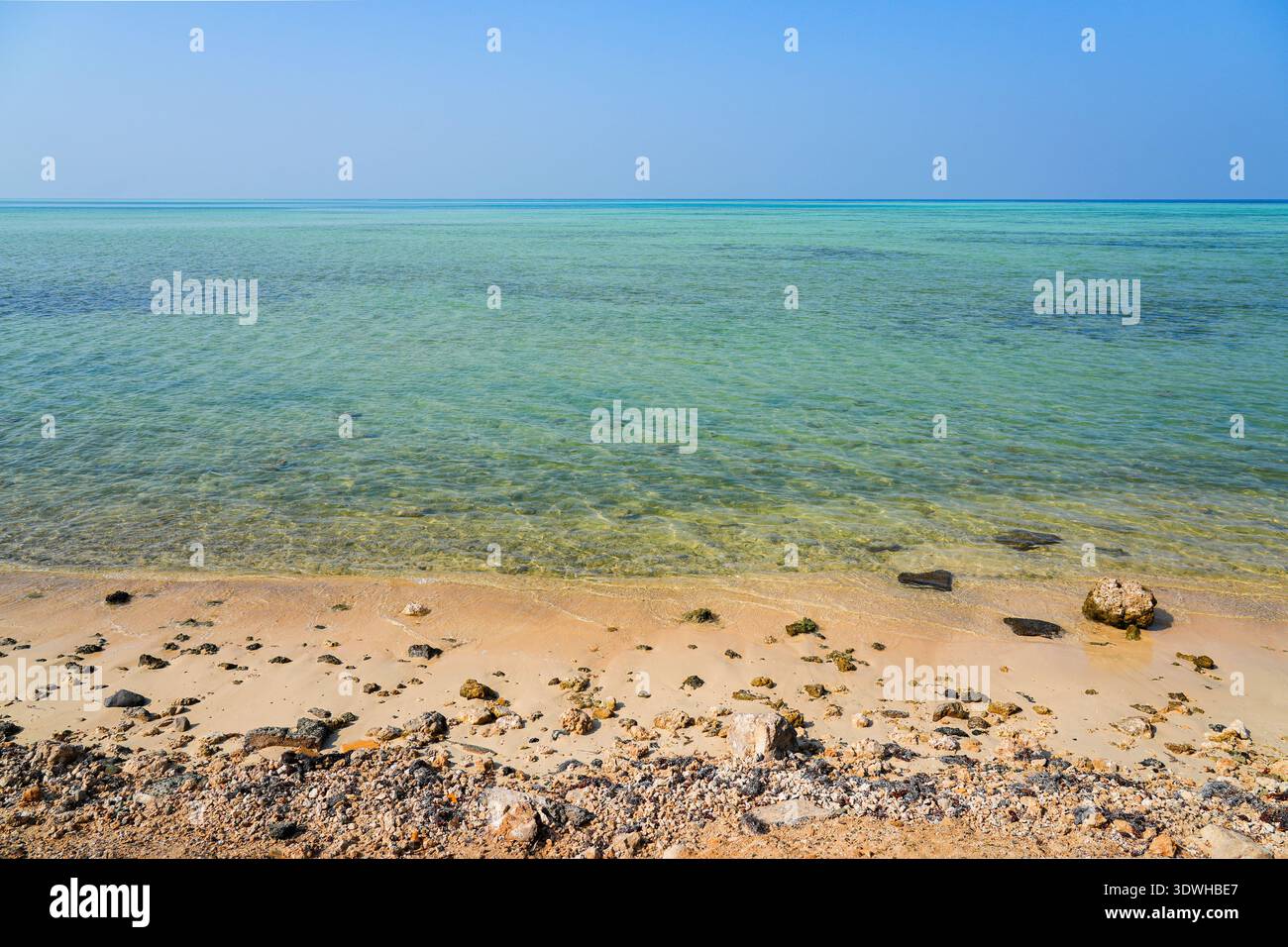 Acque turchesi incontaminate e costa rocciosa lungo il Mar Rosso nella città economica di Re Abd Allah (KAEC), Arabia Saudita Foto Stock